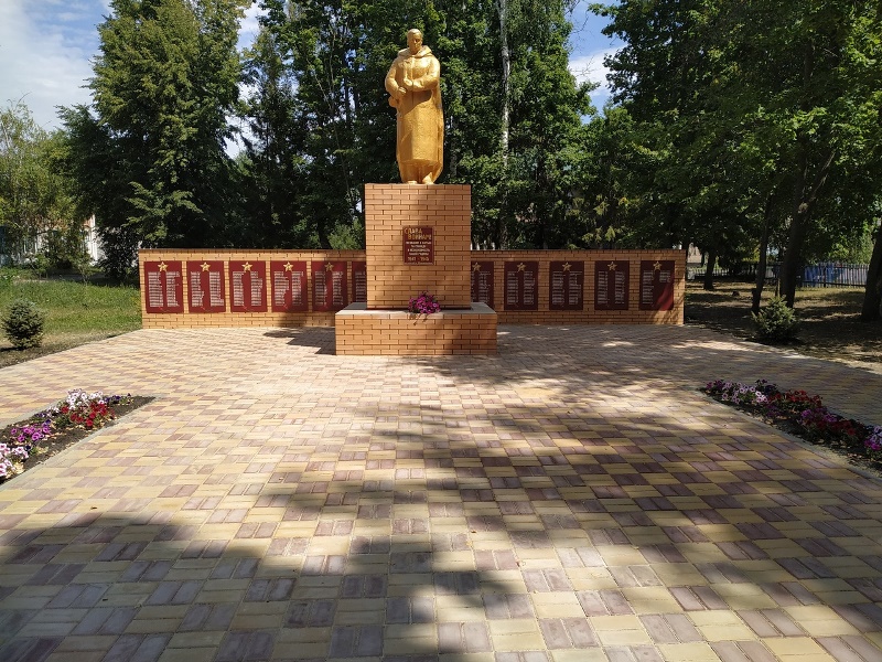 Символический памятник воинам, погибшим в годы Великой Отечественной войны.